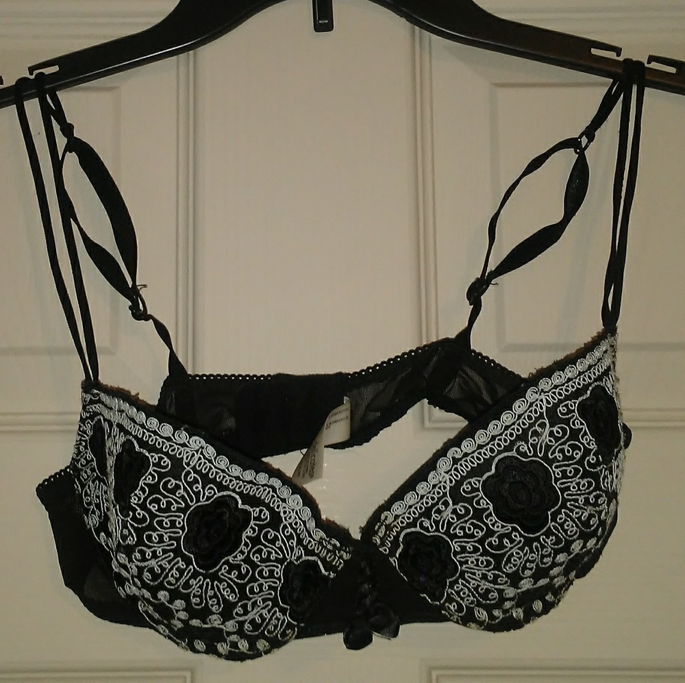 Delicates embroidered underwire bra sz 34b